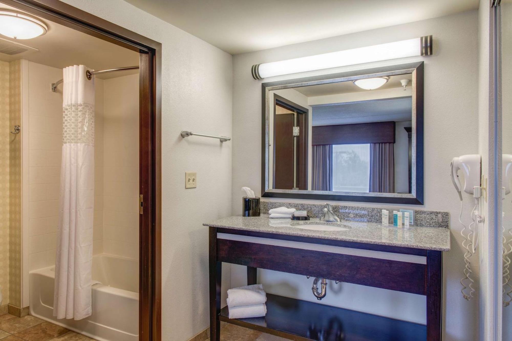Hampton Inn & Suites Detroit/Airport Romulus Bagian luar foto