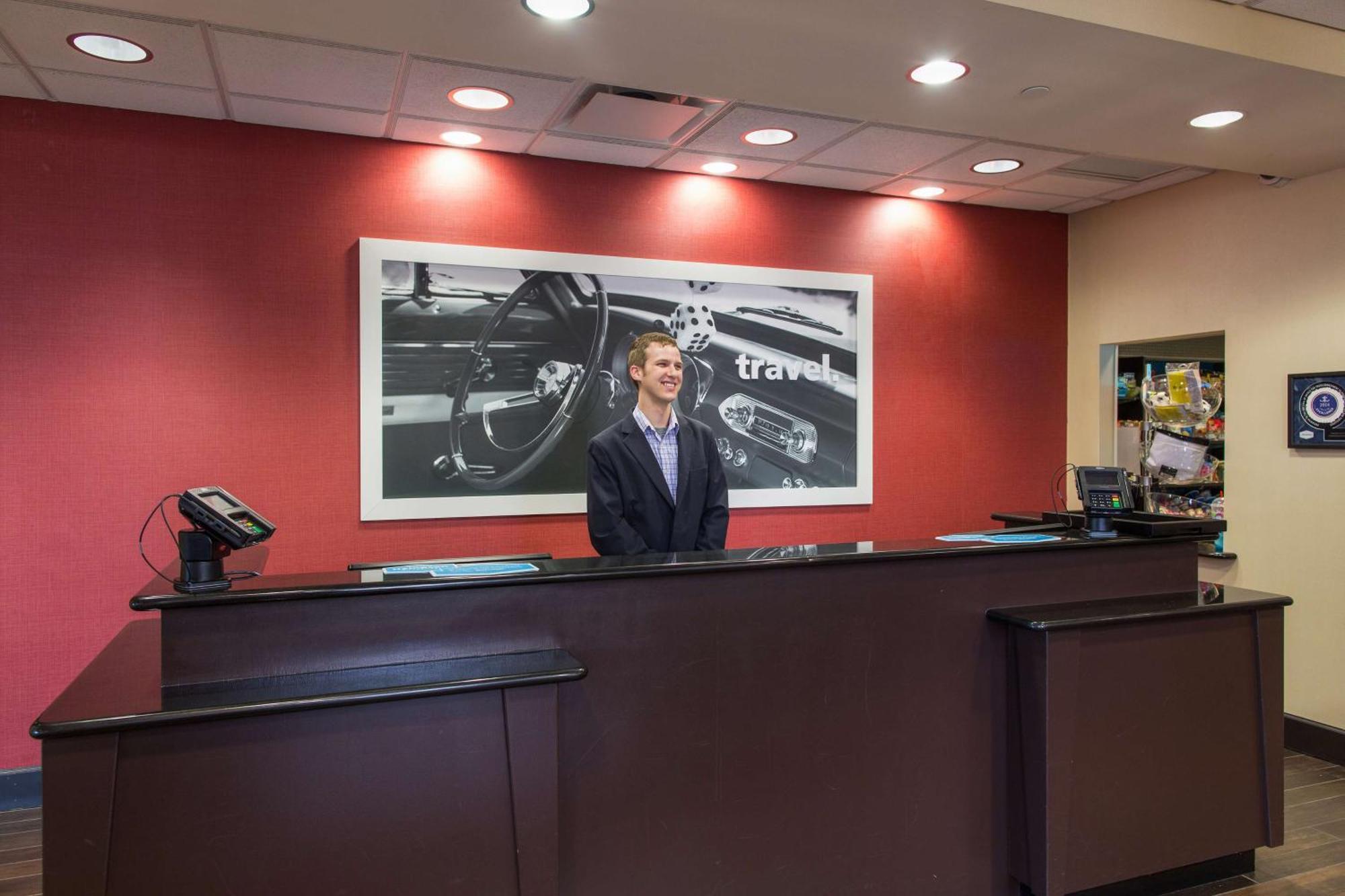 Hampton Inn & Suites Detroit/Airport Romulus Bagian luar foto
